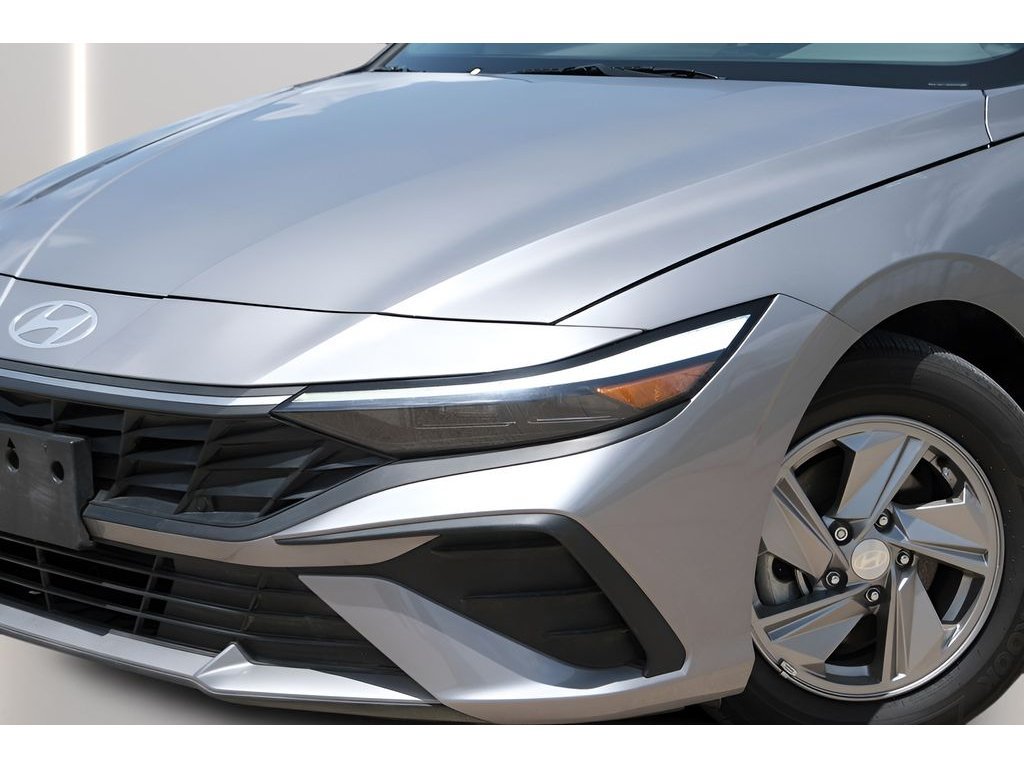 Used 2025 Hyundai Elantra SE FWD image 32