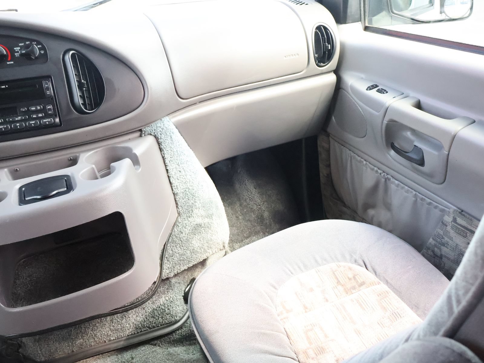 Used 2000 Ford E-150 and Econoline 150 RWD image 31