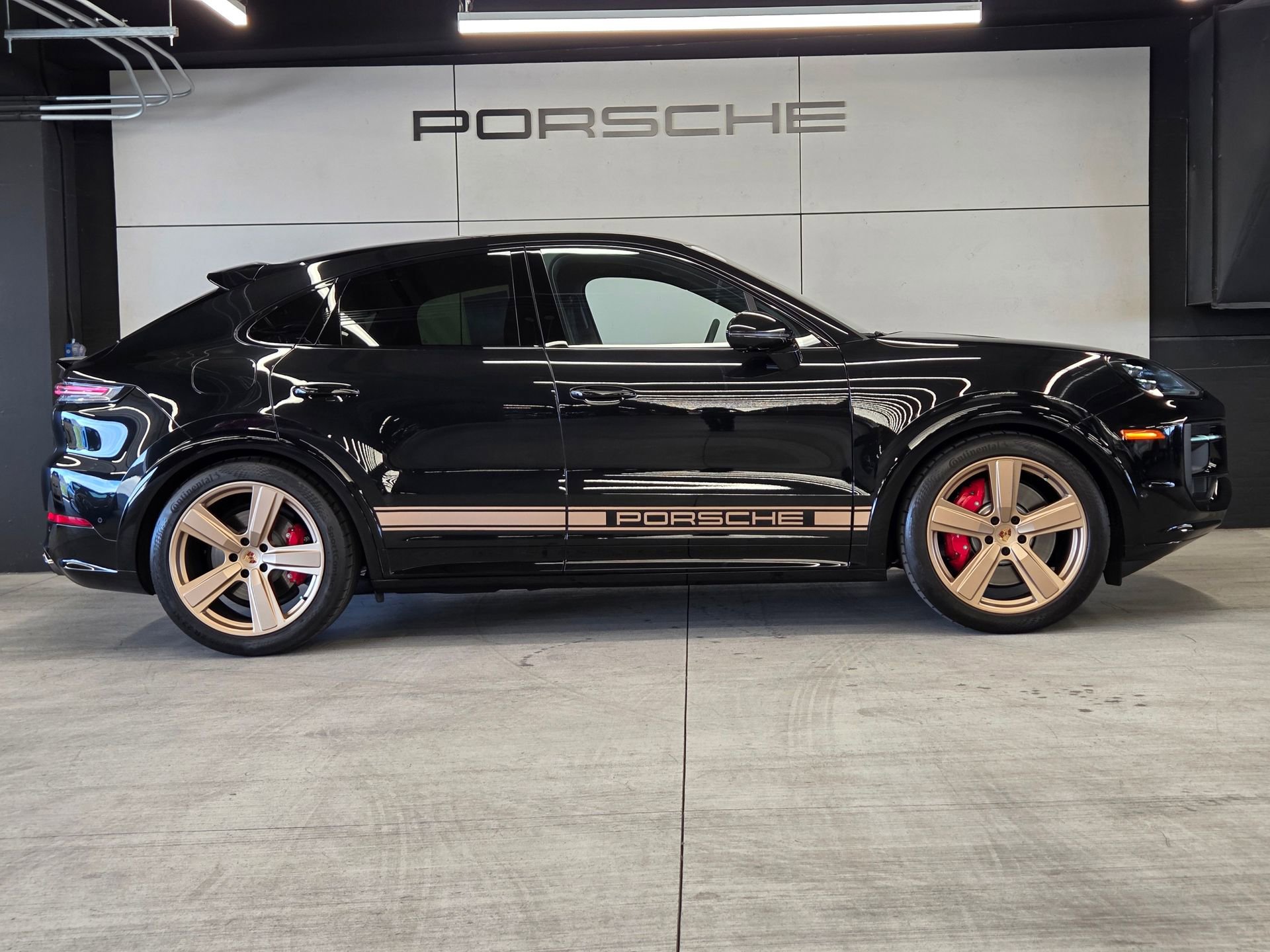 Certified 2025 Porsche Cayenne GTS AWD/4WD image 29