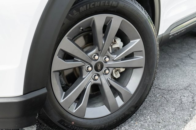 Used 2022 Ford Explorer XLT w/ Equipment Group 202A image 6