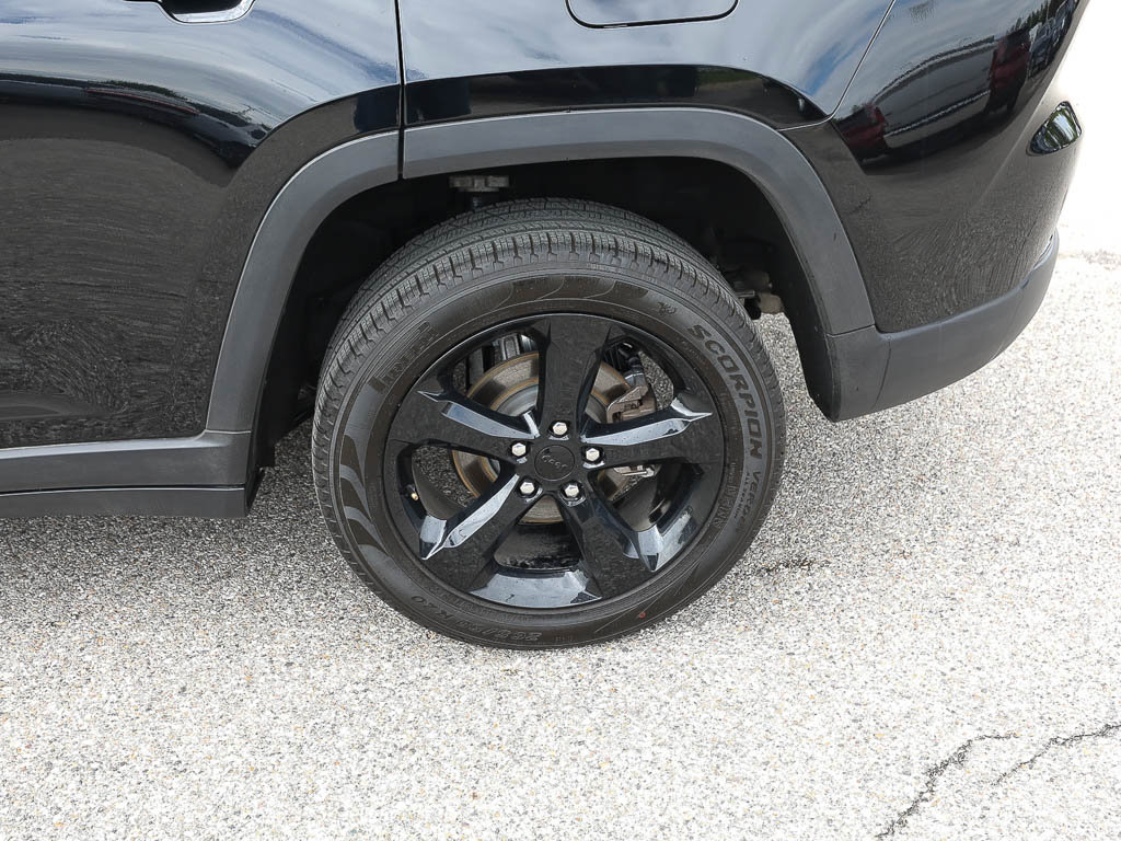 Used 2023 Jeep Grand Cherokee Limited w/ Black Appearance Package AWD/4WD image 4