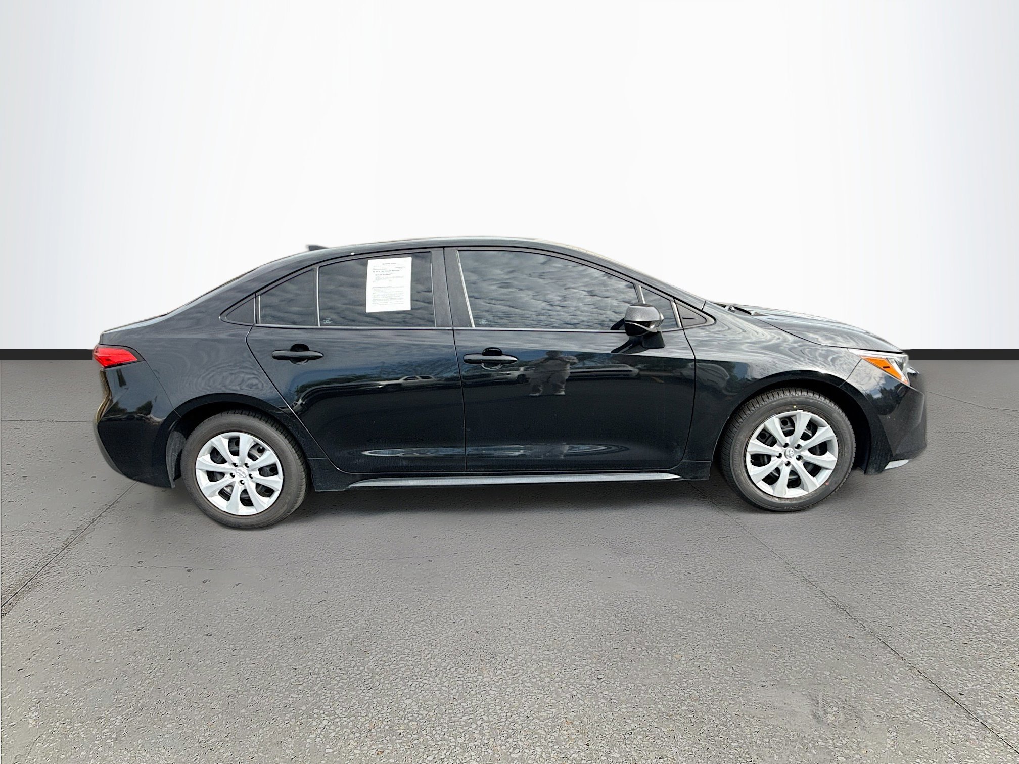 Used 2020 Toyota Corolla LE image 2