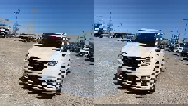 Used 2024 Chrysler Pacifica Touring-L image 4