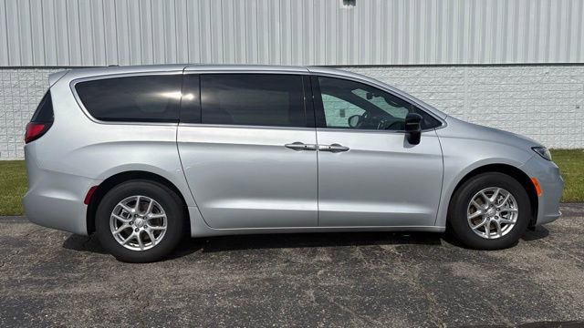 Used 2026 Chrysler Pacifica Select FWD image 16