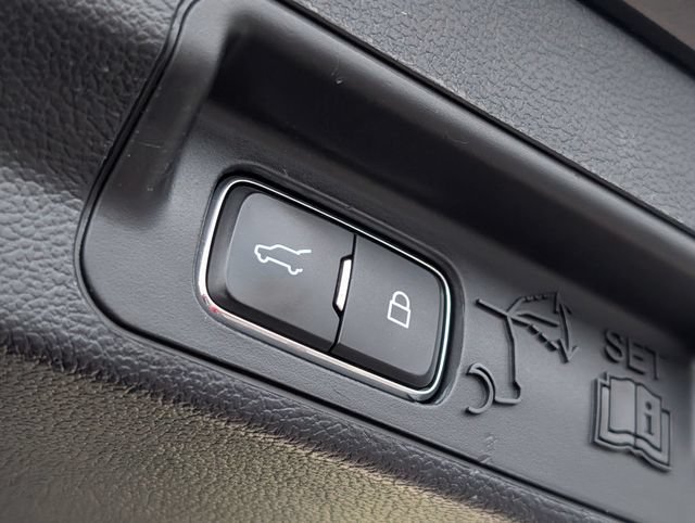 Used 2020 Ford Explorer XLT AWD/4WD image 31