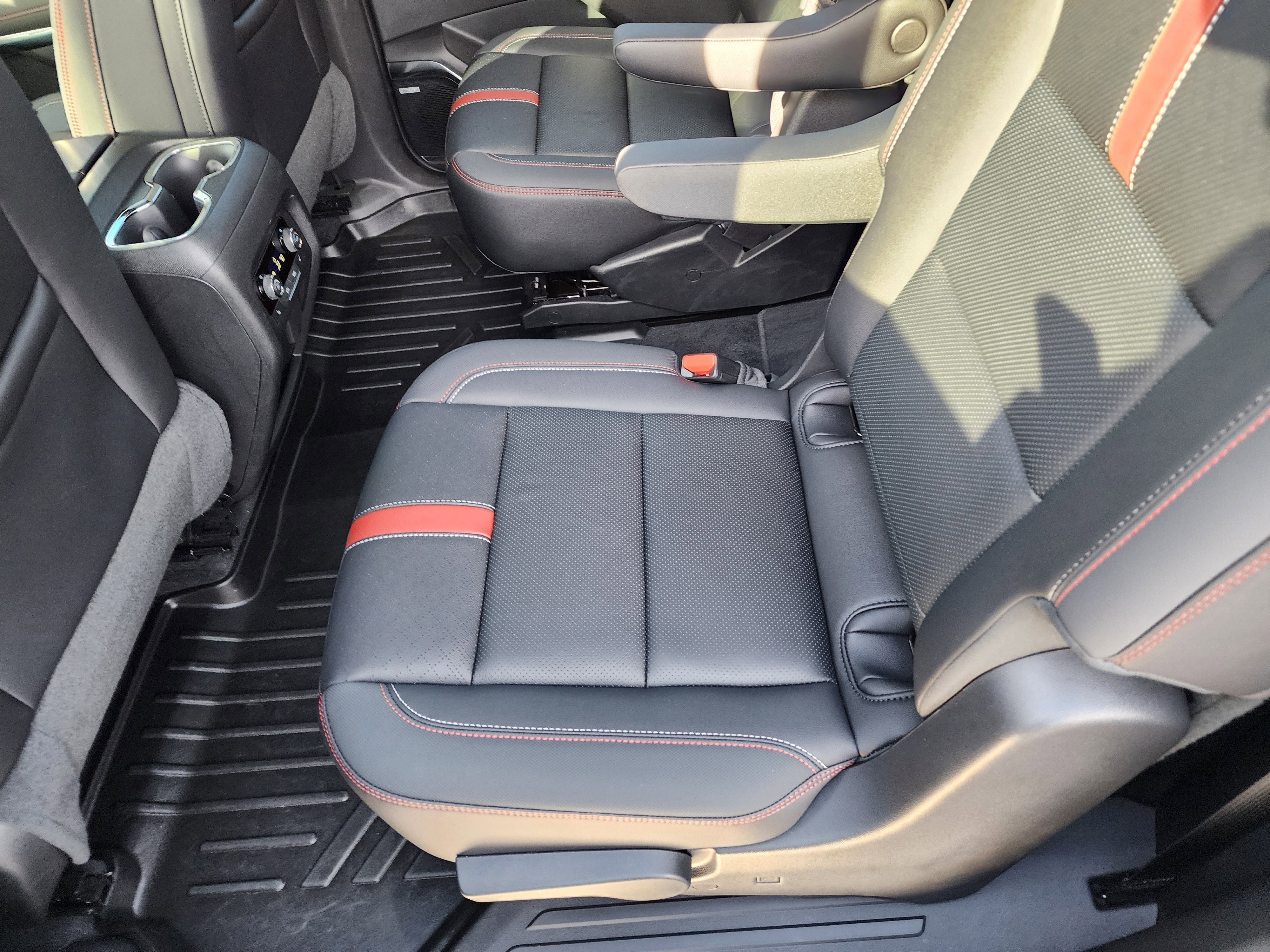 Used 2025 Chevrolet Traverse RS image 15