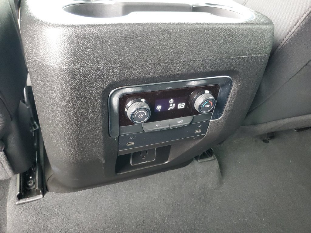 Used 2026 Chevrolet Suburban LS RWD image 21