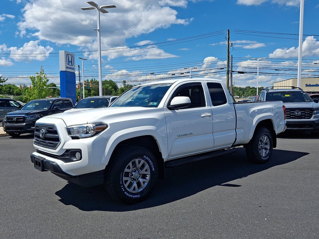 Used 2017 Toyota Tacoma SR5 AWD/4WD image 3