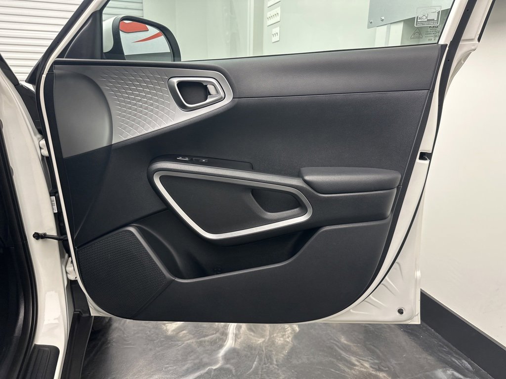 Used 2022 Kia Soul LX image 10