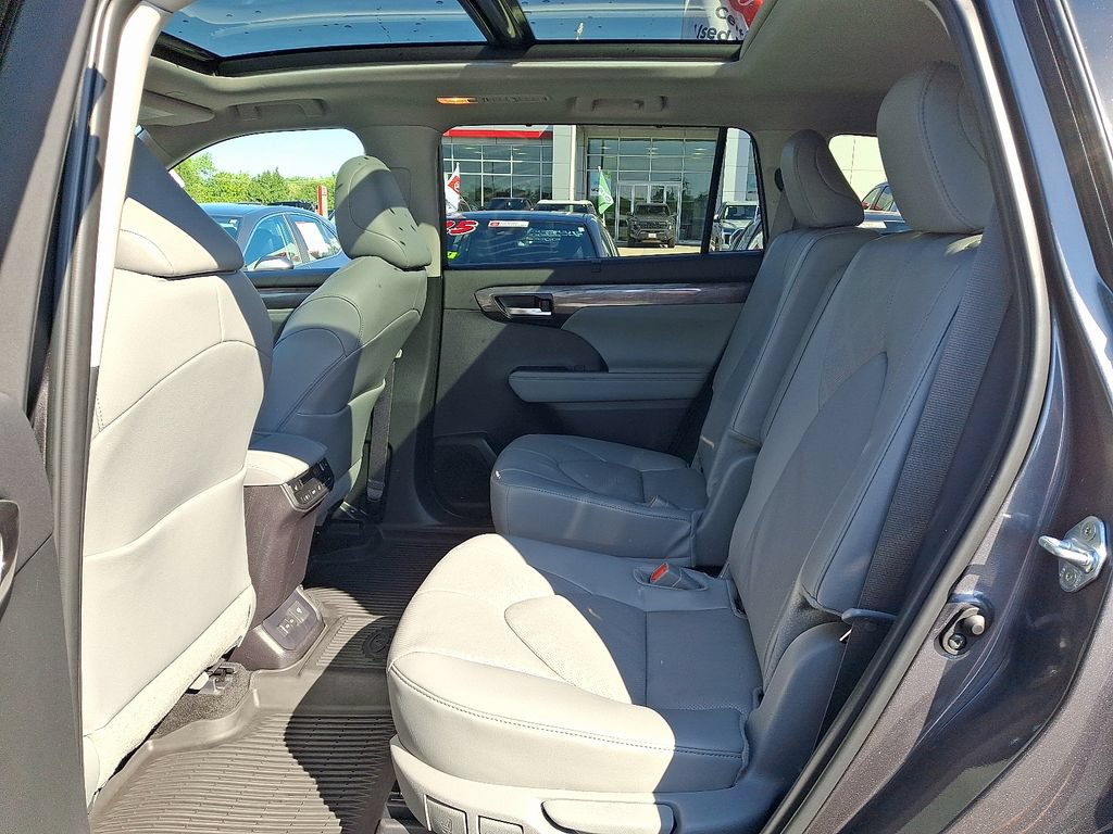 Used 2025 Toyota Highlander Platinum AWD/4WD image 10
