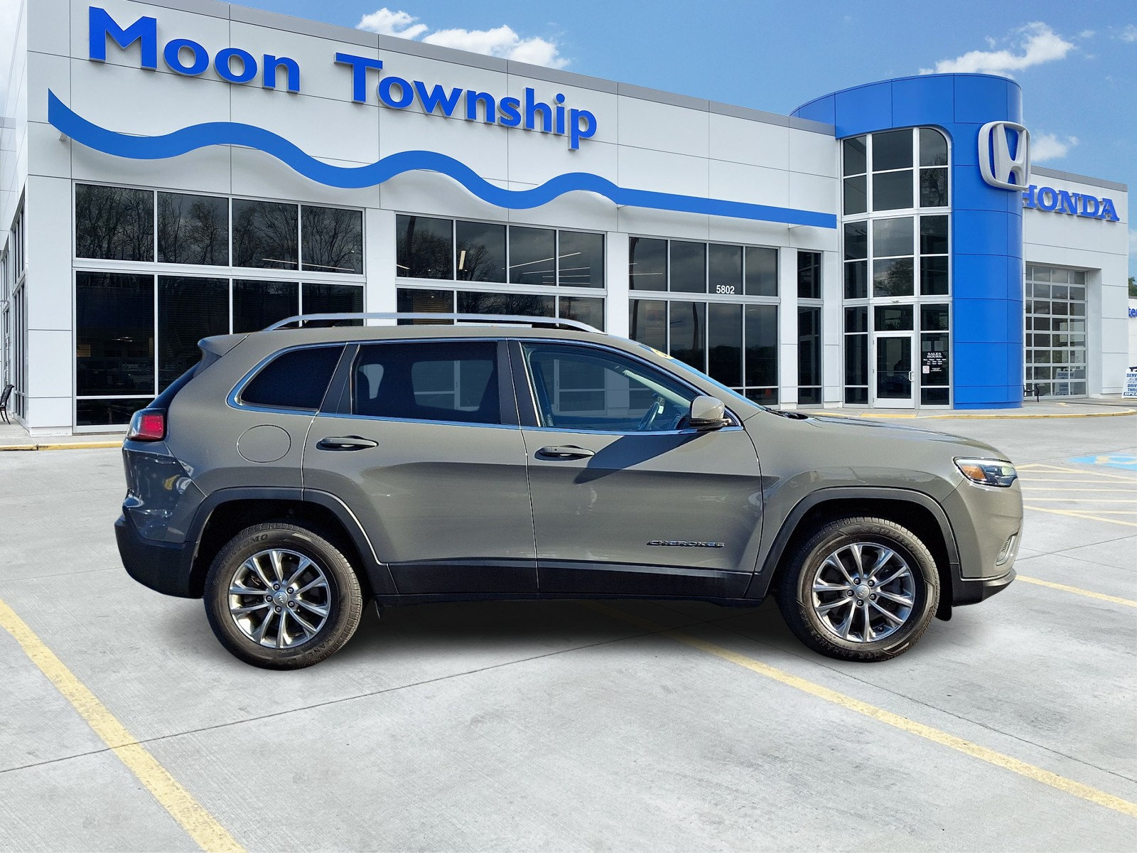 Used 2019 Jeep Cherokee Latitude Plus w/ Cold Weather Group AWD/4WD image 7