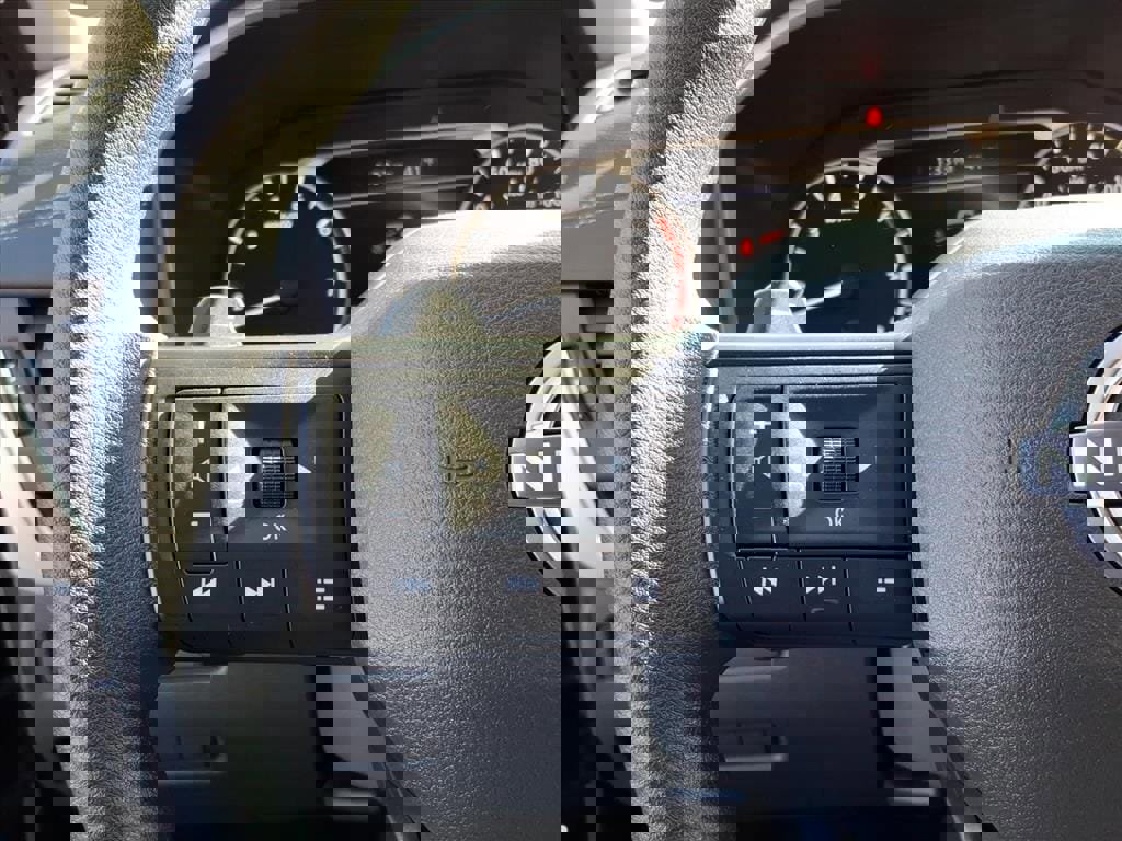 Used 2025 Nissan Rogue S image 14