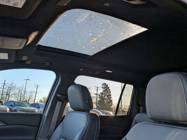 Used 2025 Chevrolet Traverse LT w/ Sun and Wheel Package image 14