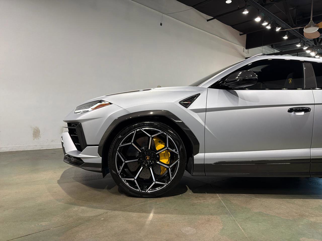 Used 2024 Lamborghini Urus Performante AWD/4WD image 3