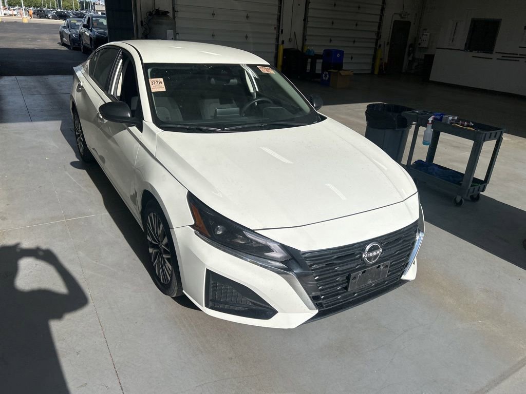 Used 2025 Nissan Altima 2.5 SV FWD image 7