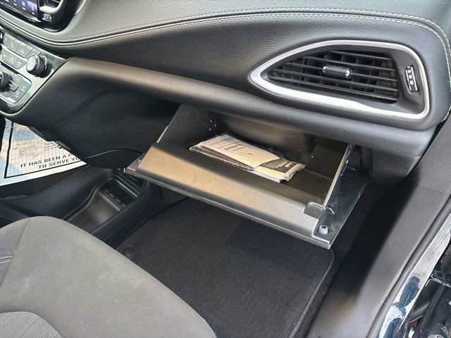 Used 2024 Chrysler Pacifica Touring image 41