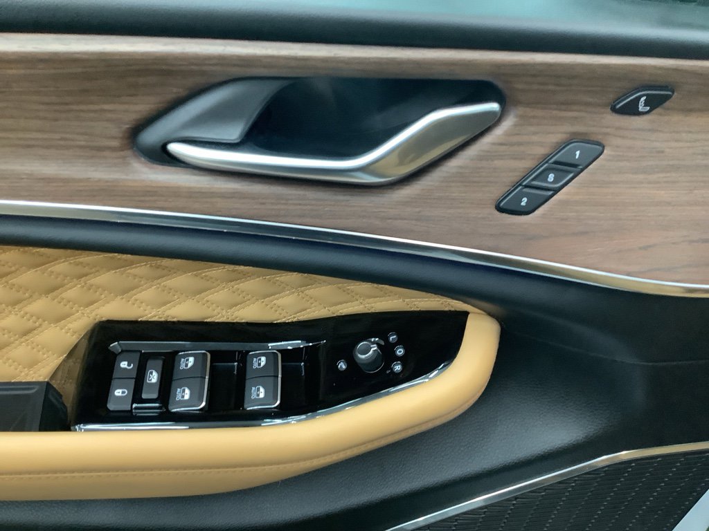 Used 2023 Jeep Grand Cherokee Summit w/ Luxury Tech Group V image 13