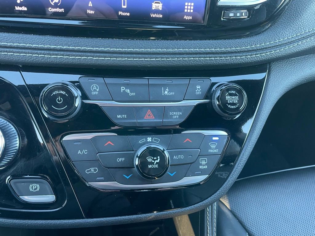 Used 2025 Chrysler Pacifica Limited image 12