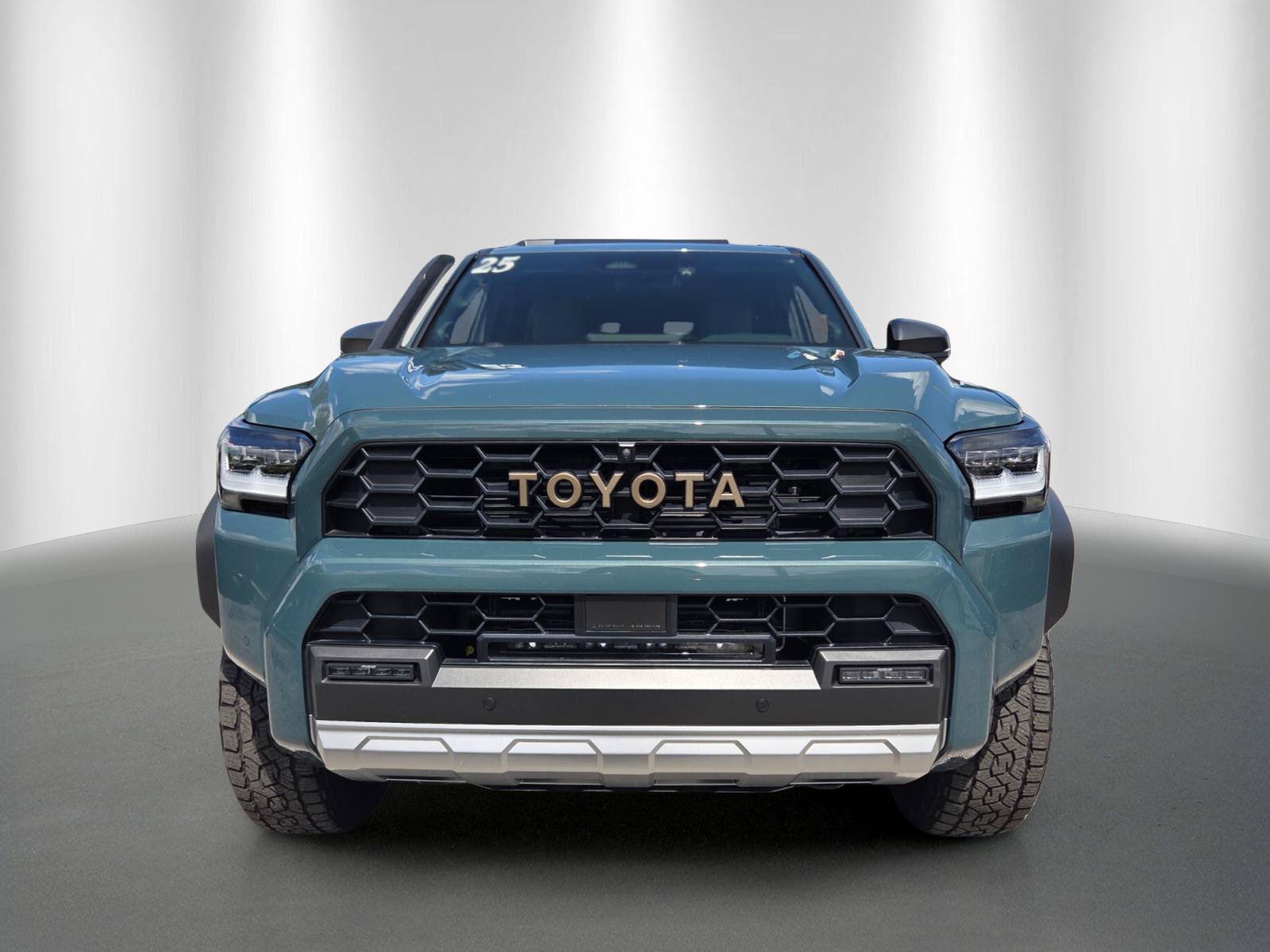 Used 2025 Toyota 4Runner Trailhunter AWD/4WD image 2