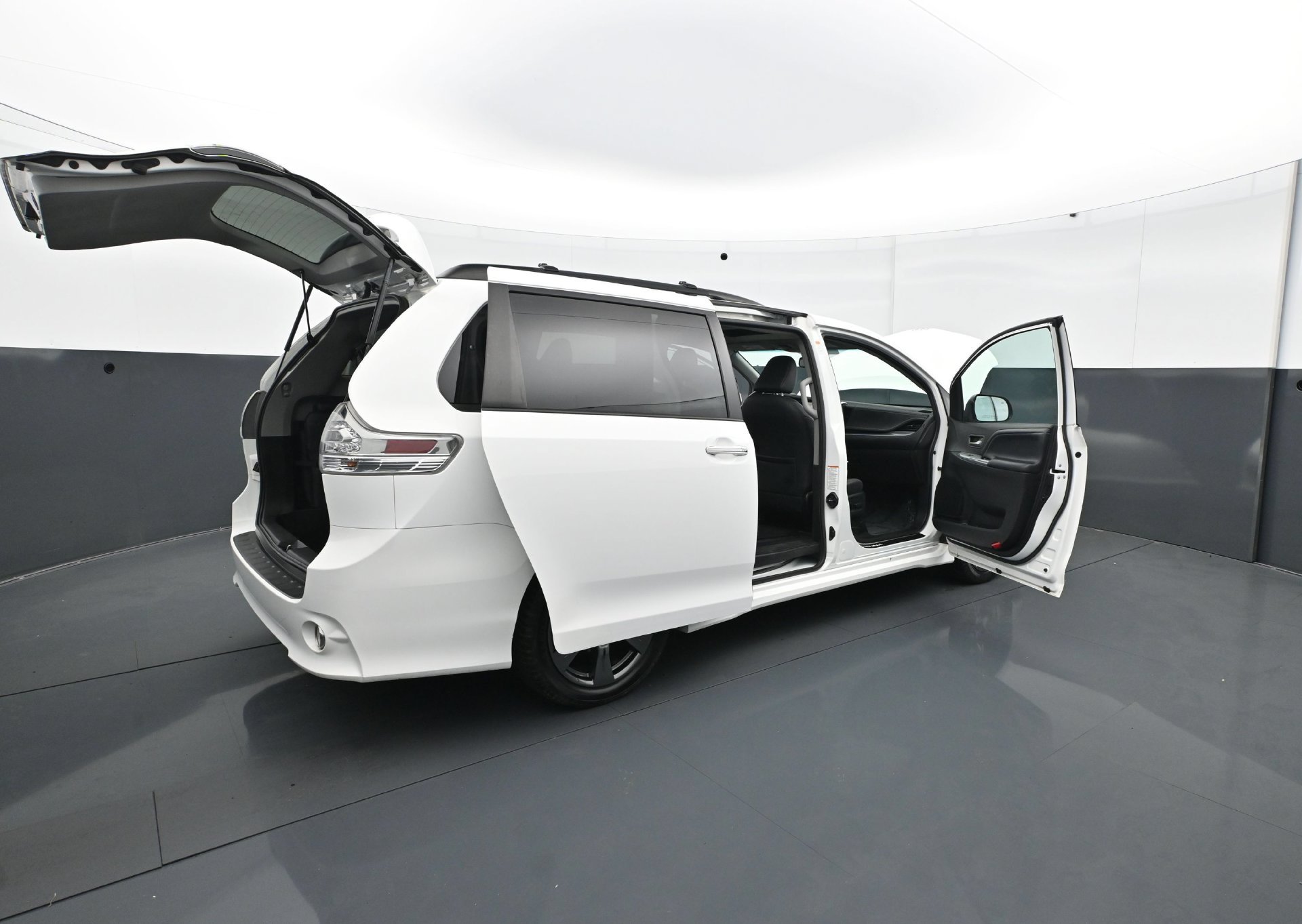 Used 2017 Toyota Sienna SE w/ SE Preferred Package FWD image 37