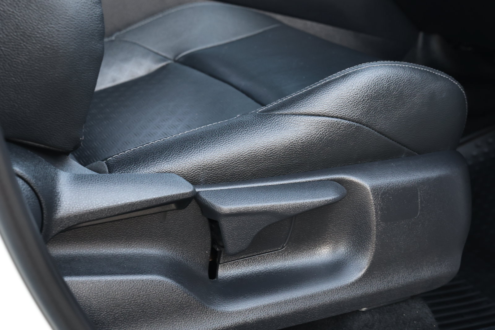 Used 2019 Toyota C-HR Limited FWD image 30