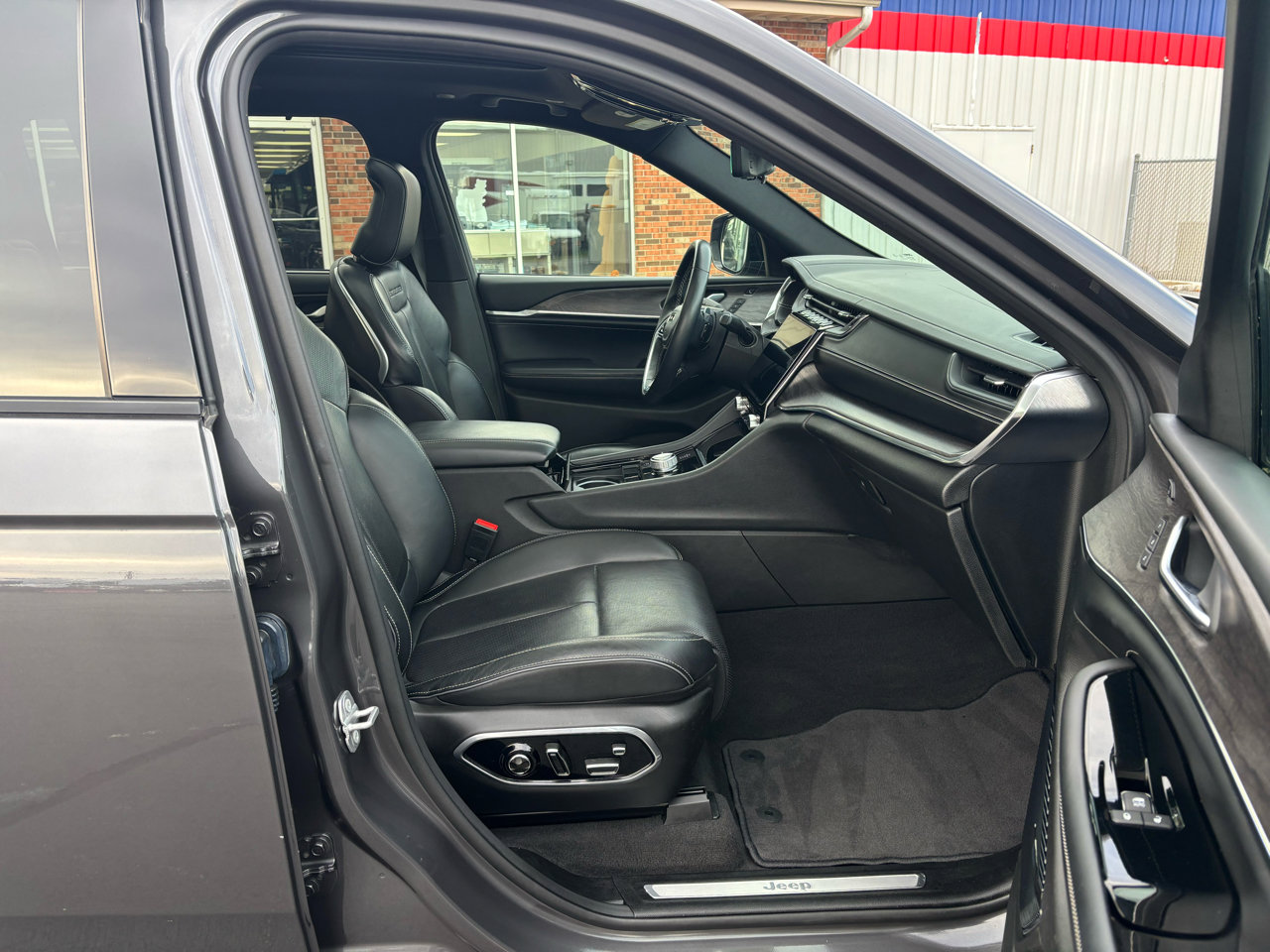 Used 2021 Jeep Grand Cherokee L Overland w/ Luxury Tech Group IV image 15