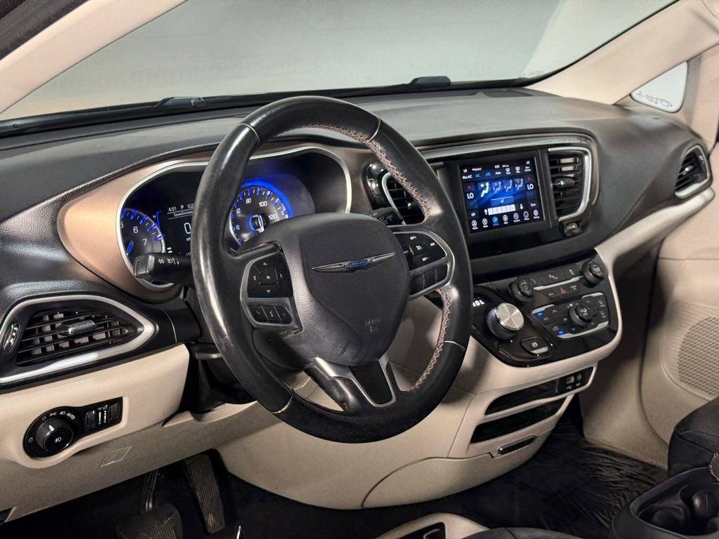 Used 2018 Chrysler Pacifica Touring-L FWD image 27