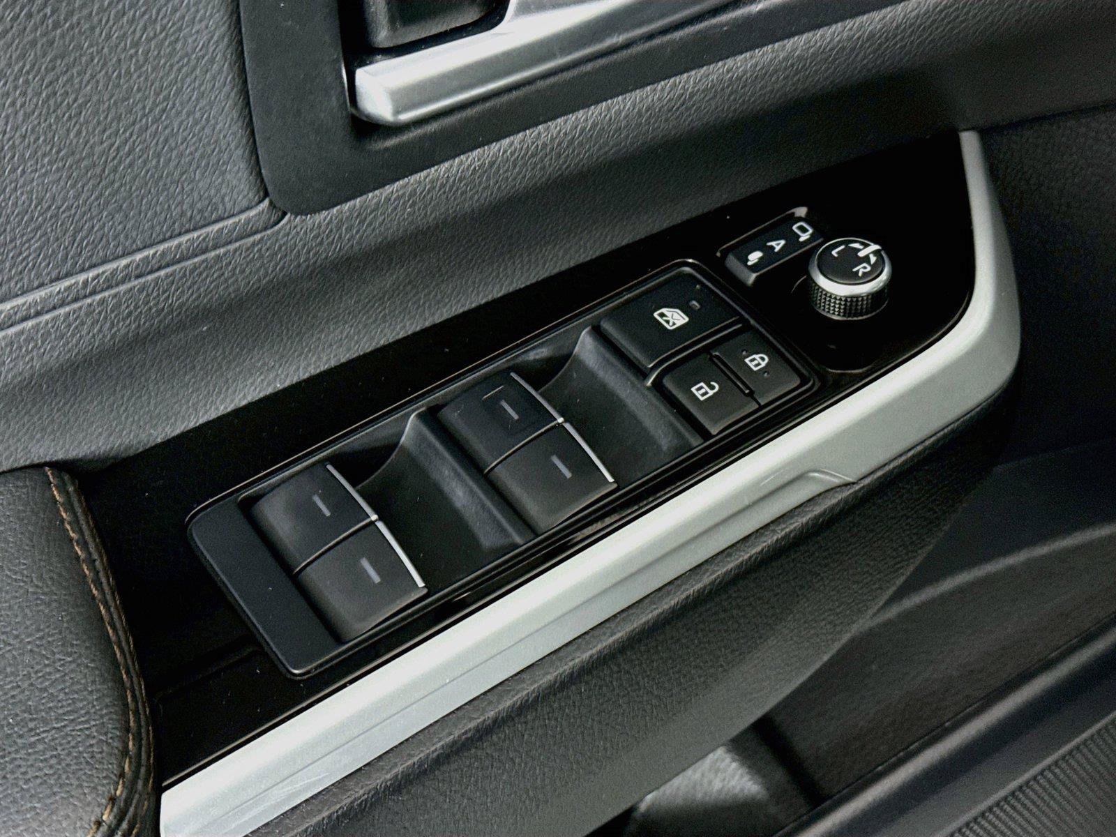 Certified 2025 Toyota Sienna Platinum FWD image 30