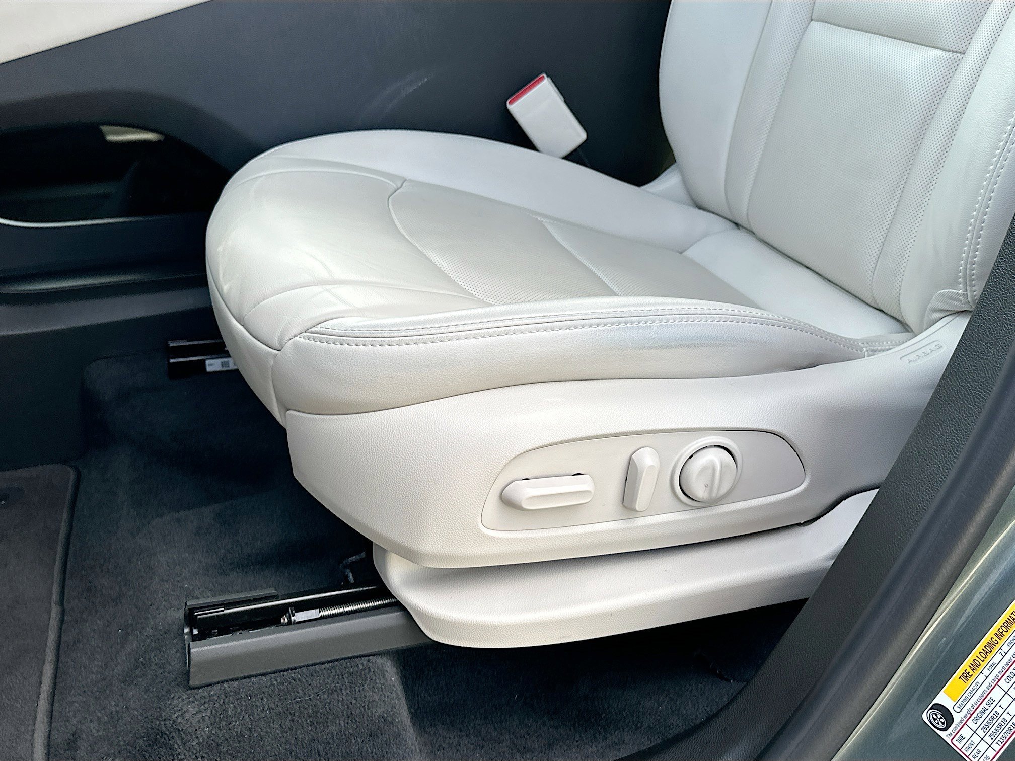 Used 2023 Buick Enclave Essence image 18