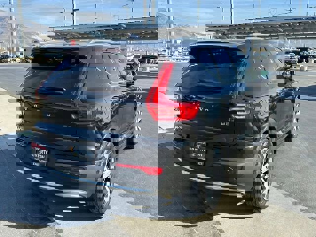 Used 2024 Volvo XC40 B5 Plus image 24