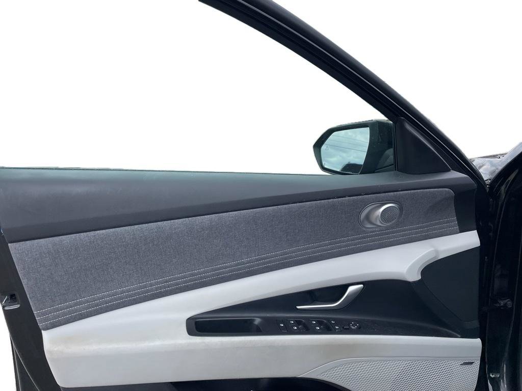 Used 2025 Hyundai Elantra Limited image 3