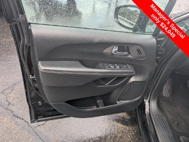 Used 2025 Chrysler Pacifica Select FWD image 12