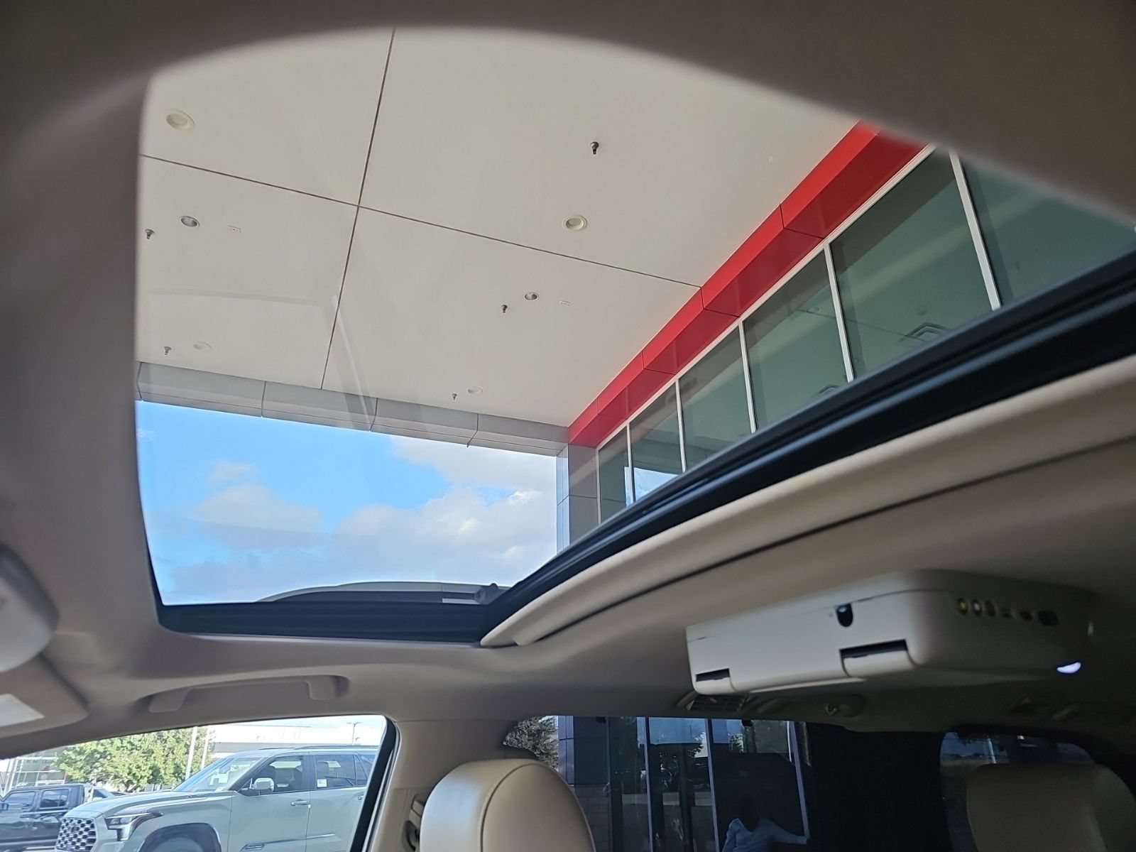 Used 2019 Toyota Sequoia Limited w/ Safety & Convenience Package RWD image 9