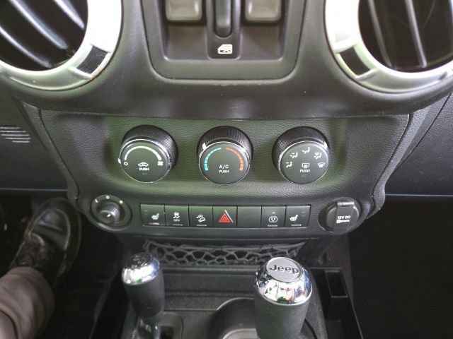 Used 2015 Jeep Wrangler Unlimited Sahara w/ Connectivity Group AWD/4WD image 53