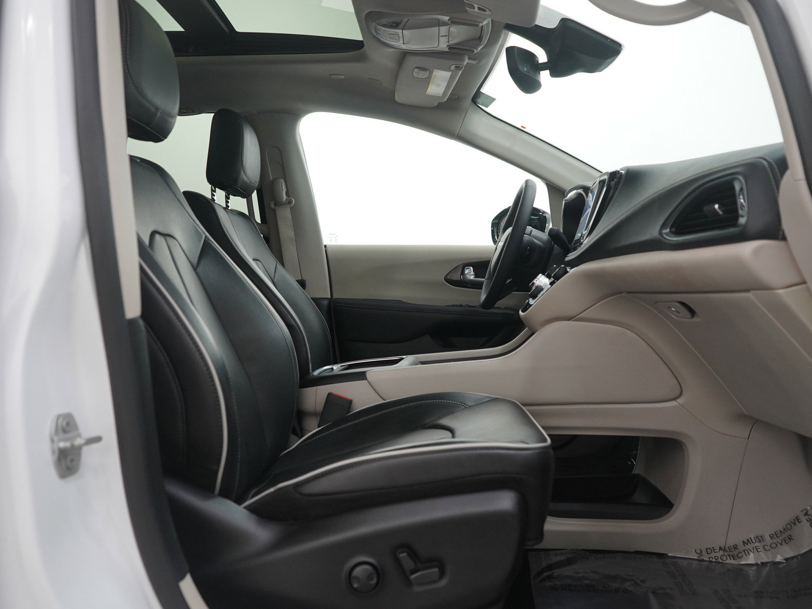 Used 2024 Chrysler Pacifica Limited image 11