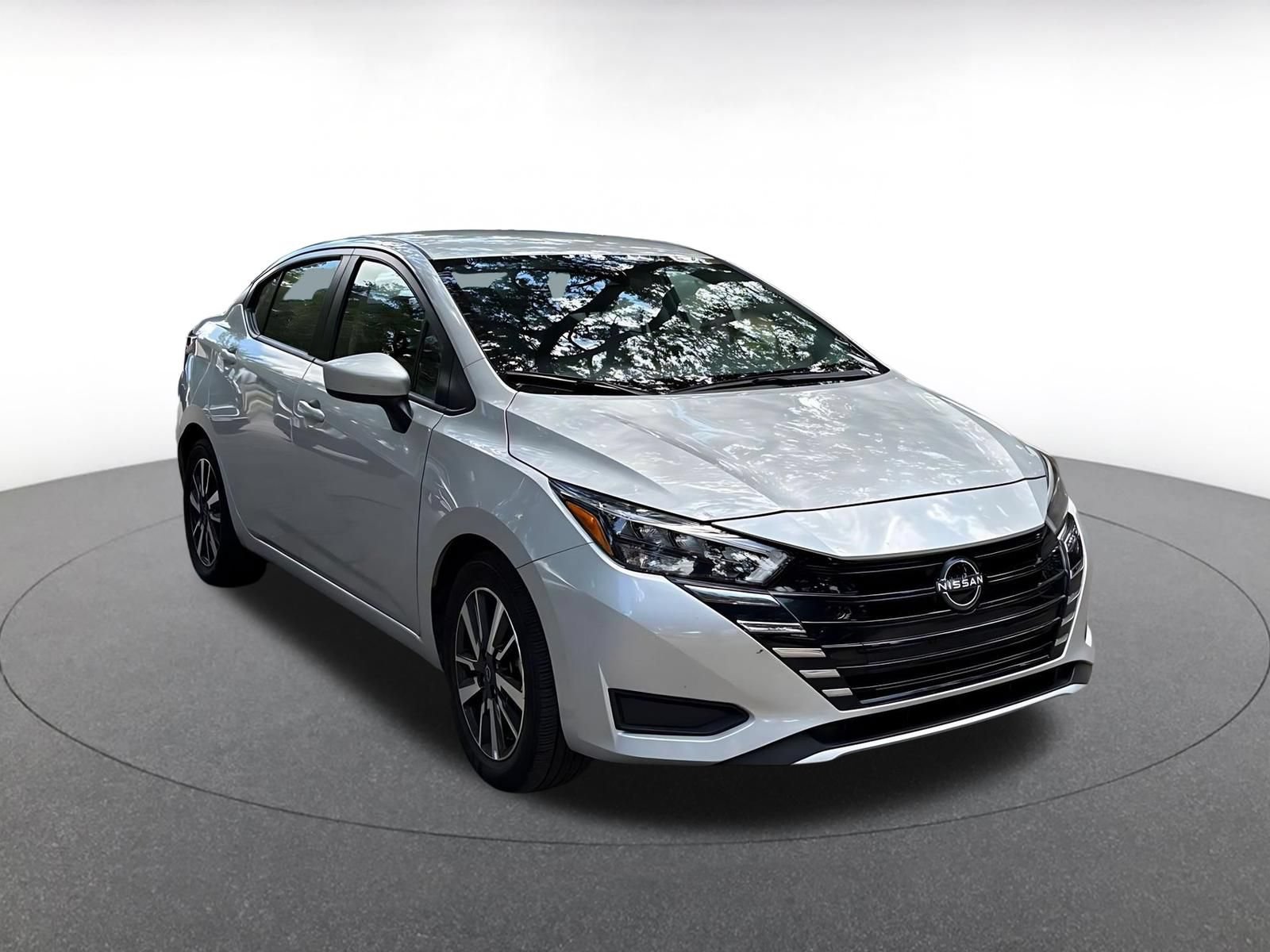 Used 2025 Nissan Versa SV FWD image 2