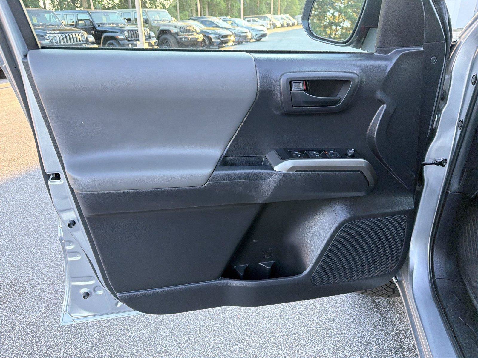 Used 2022 Toyota Tacoma SR5 w/ Technology Package RWD image 9