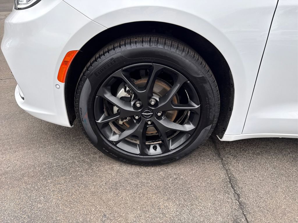Used 2024 Chrysler Pacifica Limited w/ S Appearance Package image 12