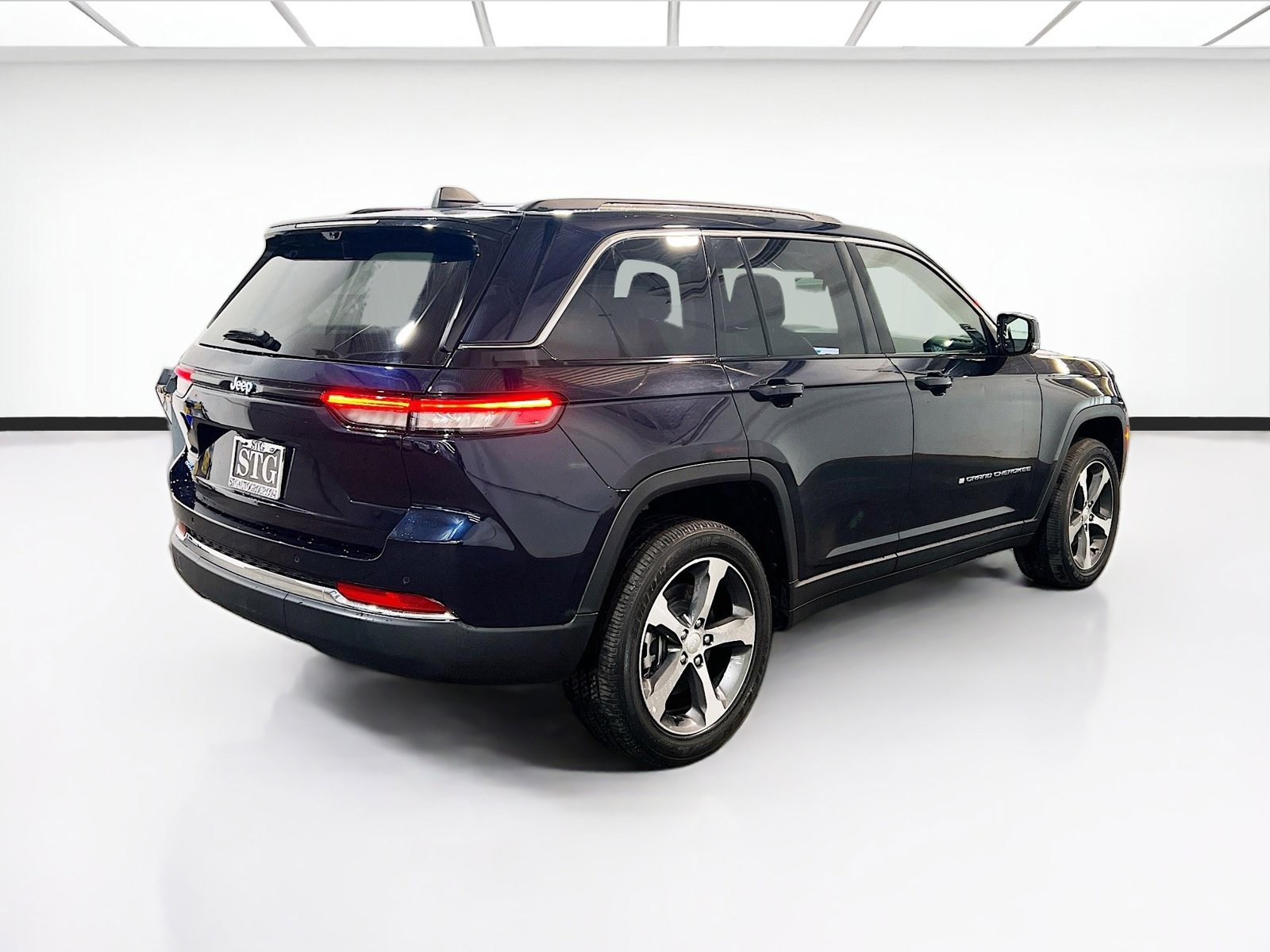 Used 2023 Jeep Grand Cherokee 4WD 4xe w/ Luxury Tech Group II image 4