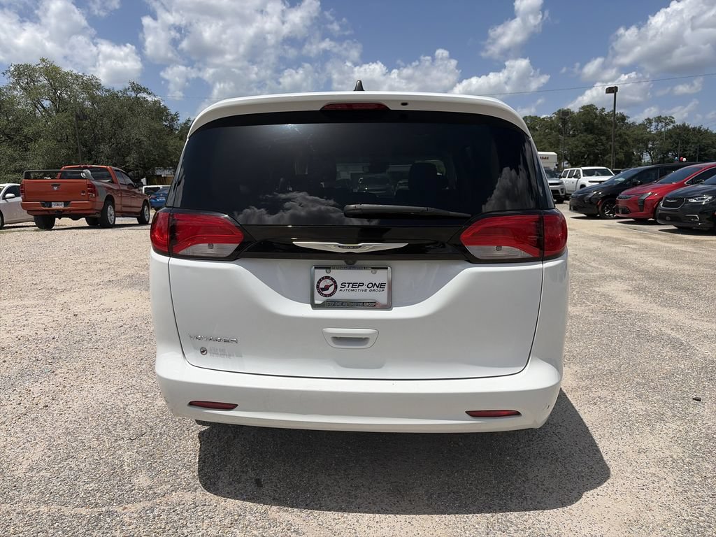 Used 2023 Chrysler Voyager LX FWD image 9