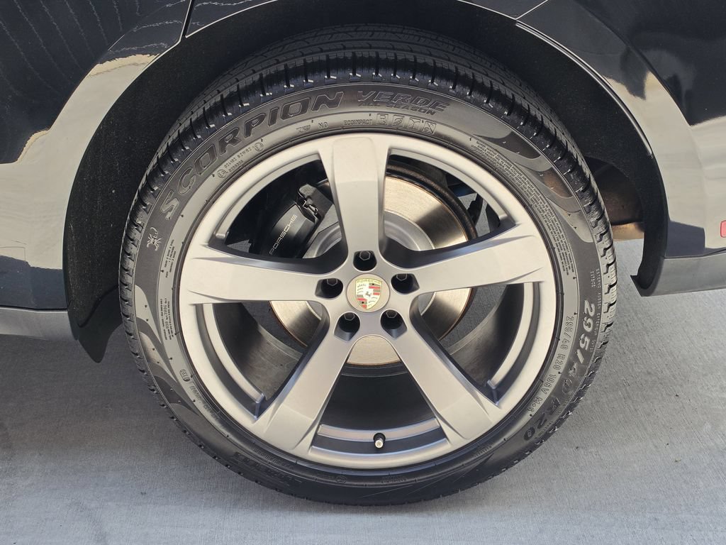 Certified 2023 Porsche Macan AWD/4WD image 28