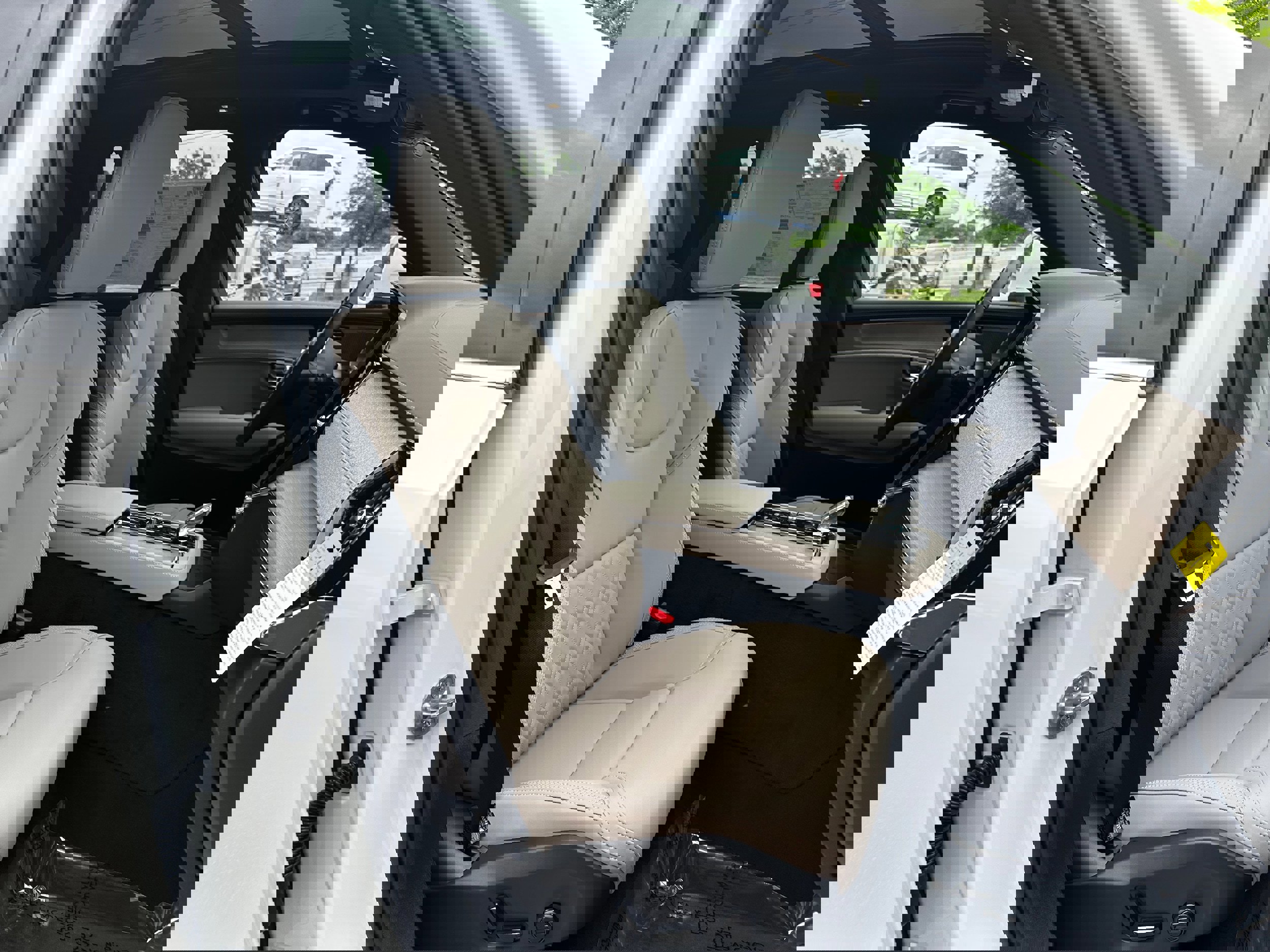 New 2025 Volvo XC90 T8 Plus w/ Protection Package Premier image 8