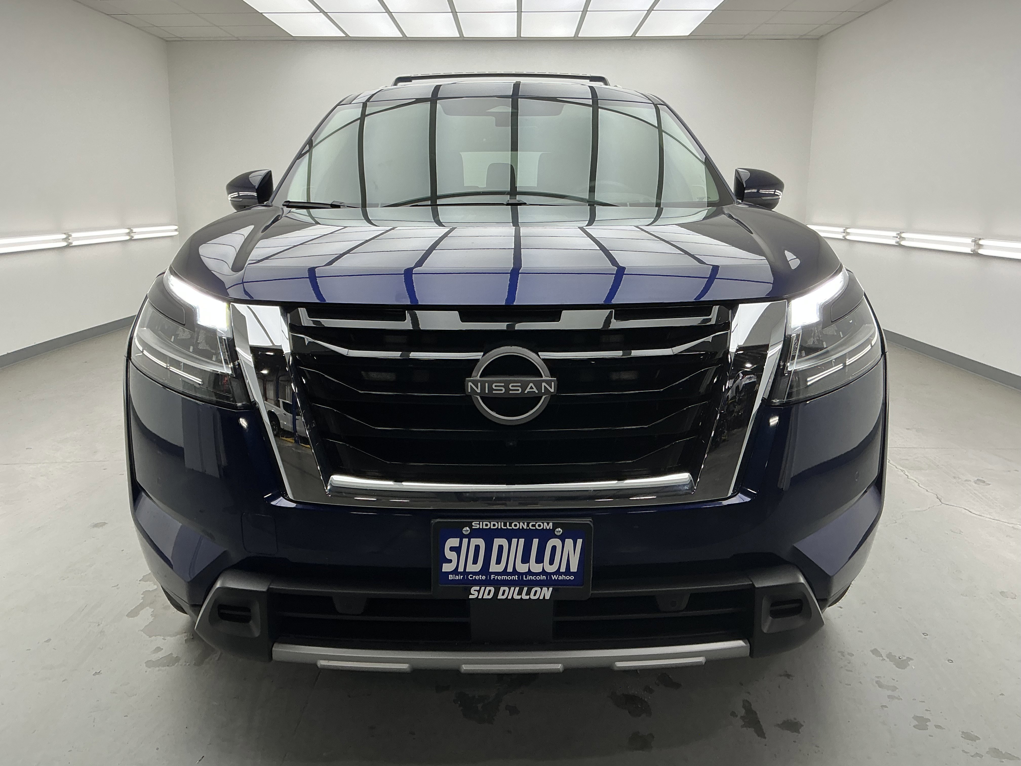 Used 2024 Nissan Pathfinder Platinum image 2