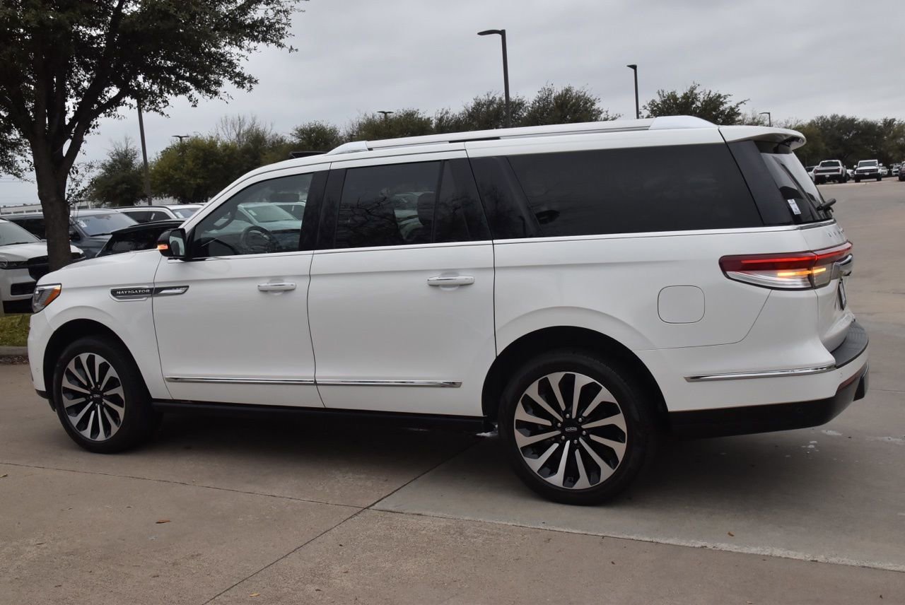 Used 2023 Lincoln Navigator L Reserve image 11