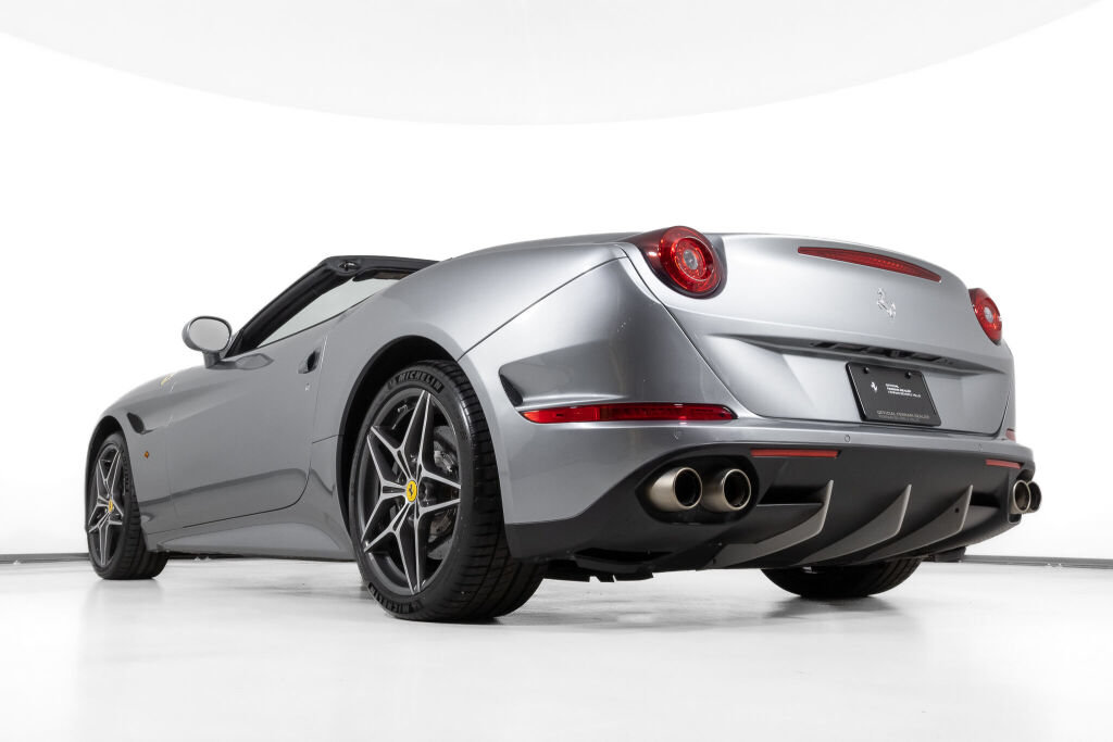 Used 2016 Ferrari California T RWD image 16