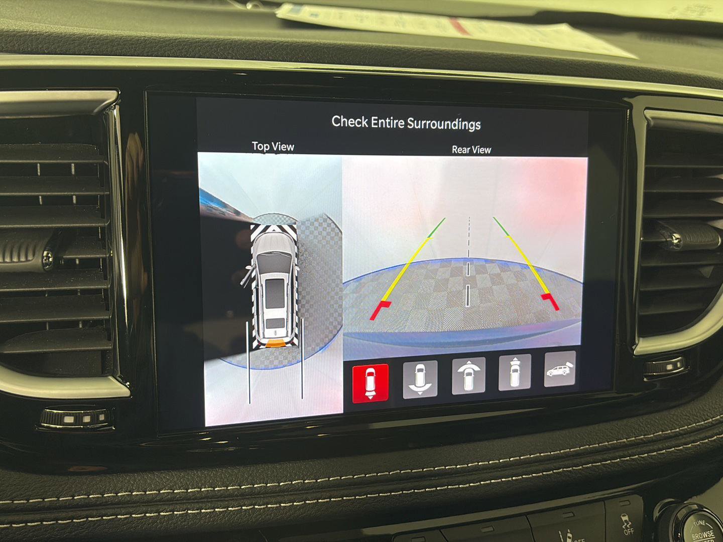 Used 2025 Chrysler Pacifica Premium image 11