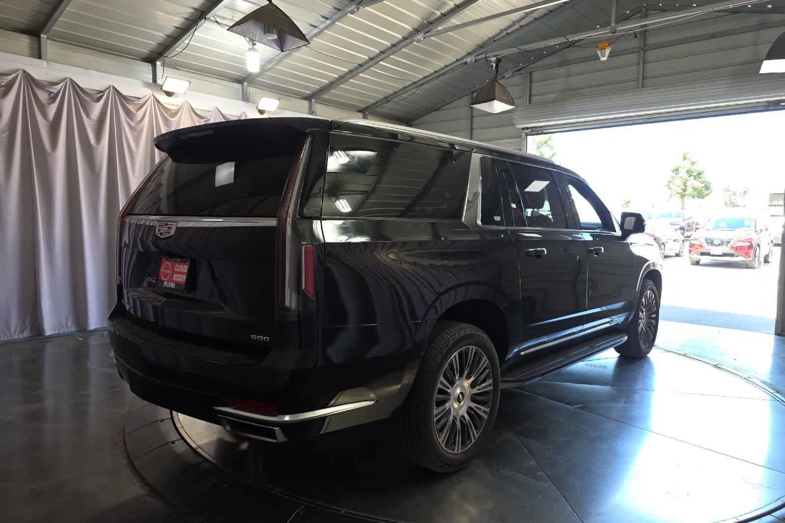 Used 2022 Cadillac Escalade ESV Luxury AWD/4WD image 3