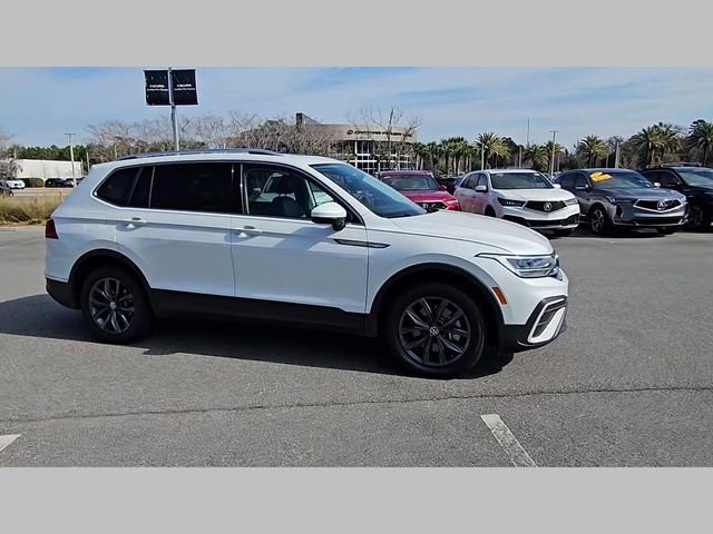 Used 2023 Volkswagen Tiguan SE w/ Panoramic Sunroof Package FWD image 29