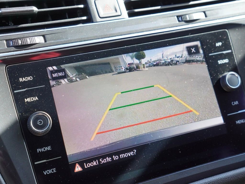 Used 2020 Volkswagen Tiguan SE w/ Panoramic Sunroof Package image 16