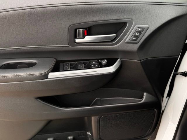 Used 2025 Toyota Sienna Limited image 19